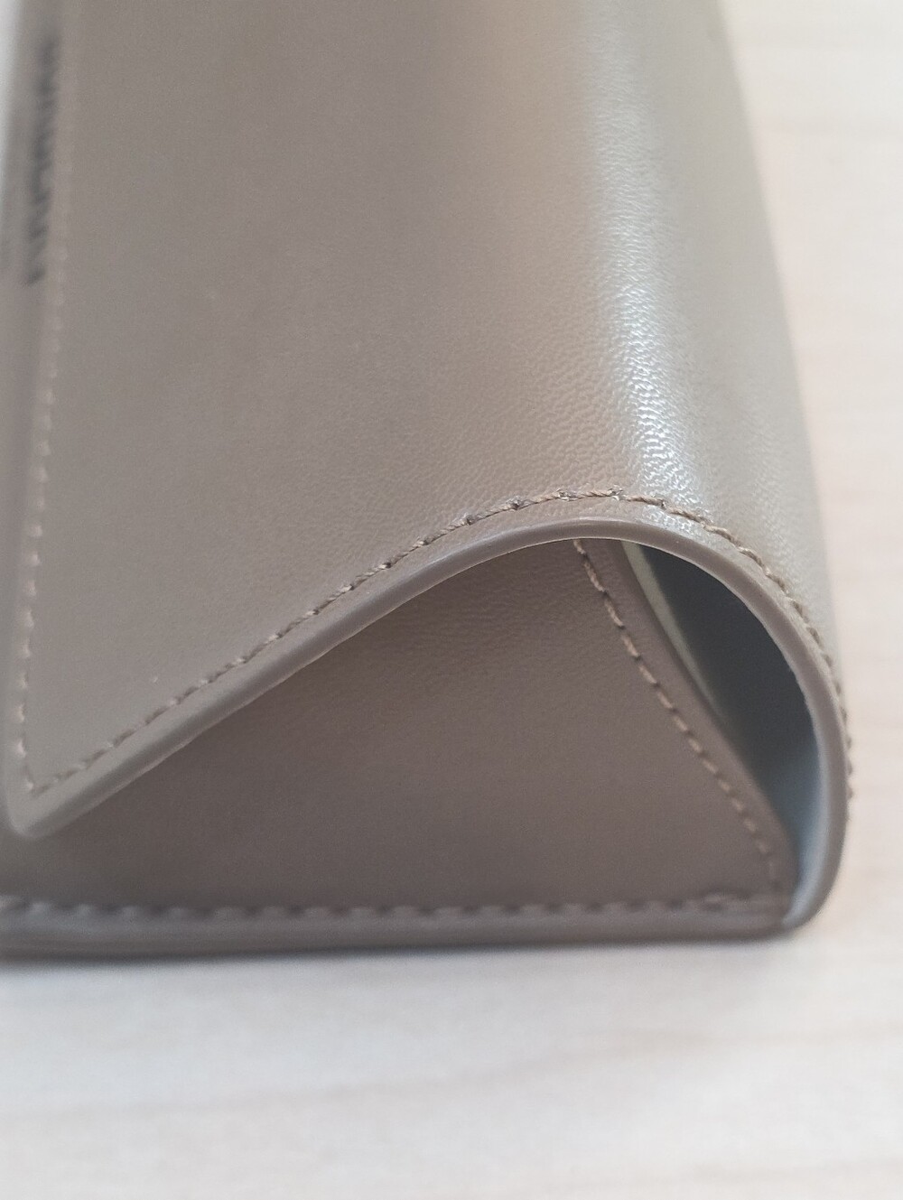 Burberry Taupe Beige/Brown Leather Sunglasses Case & Matching Cleaning Cloth - Picture 6 of 12